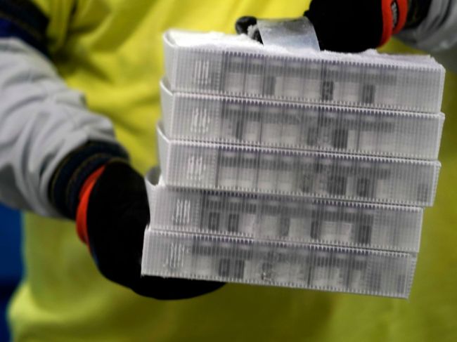 V Spojených štátoch spustili distribúciu vakcíny, očkovanie začne v pondelok