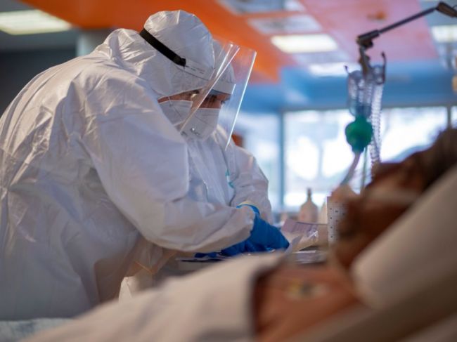 V nemocniciach leží 2230 rizikových pacientov, každý deň pribúdajú noví