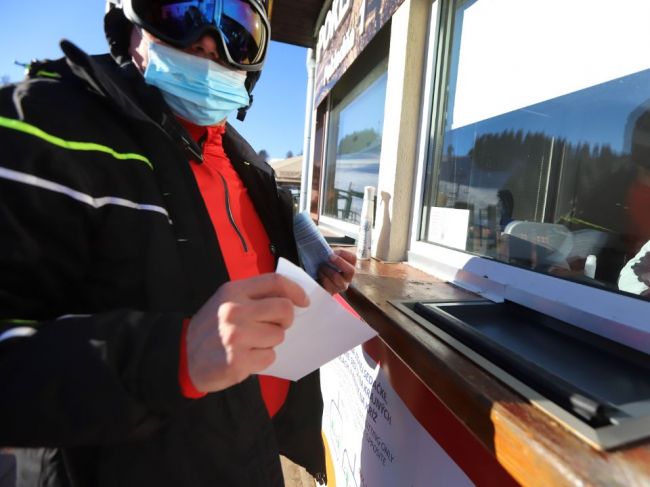 Ľudia, ktorí prekonali COVID-19, potrebujú doklad na udelenie výnimiek