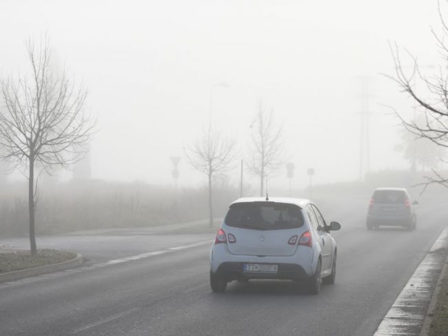 Motoristov na cestách potrápi mrznúce mrholenie a zľadovatený sneh