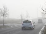 Motoristov na cestách potrápi mrznúce mrholenie a zľadovatený sneh