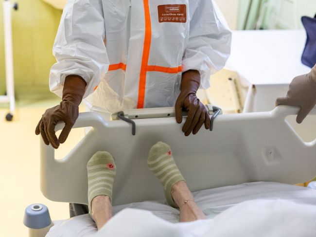 Epidemiologická situácia je v niektorých mestách neudržateľná, ÚMS žiada lockdown