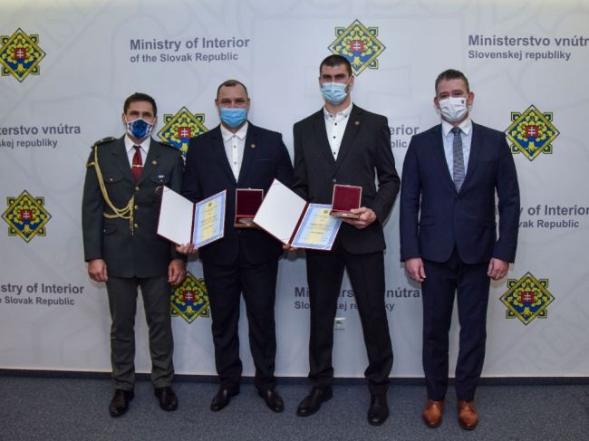 Spoliehať sa v kríze len na vakcináciu nestačí, zhodli sa Mikulec a Tuhý