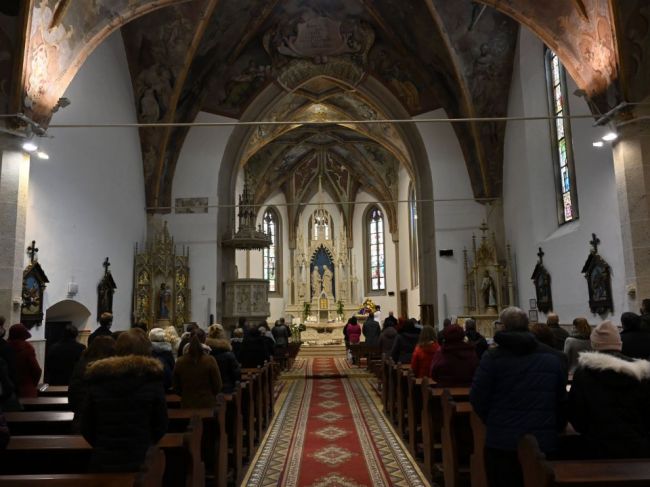 Kňazi môžu výnimočne sláviť až štyri bohoslužby v jeden deň