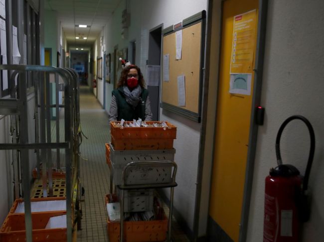 Slovenská pošta hlási problémy, čoraz viac zamestnancov je pozitívnych