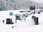 V Japonsku po hustom snežení uviazla na ceste tisícka áut