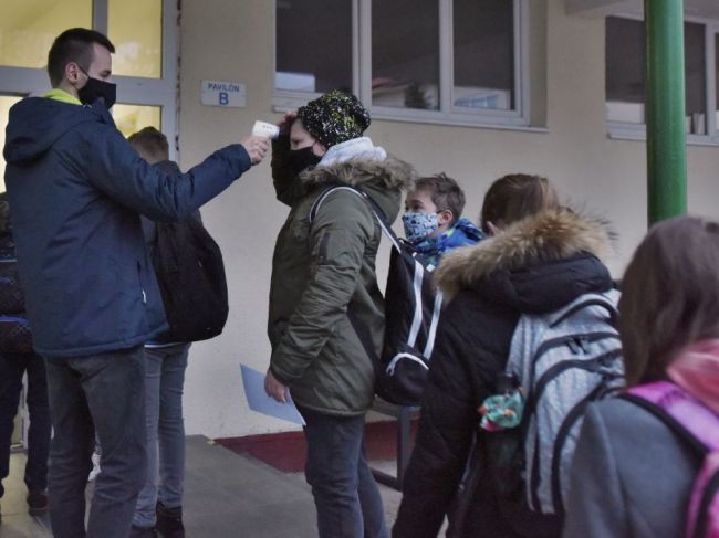 Rodičia aj žiaci by pri testovaní v školách uprednostnili kloktací test