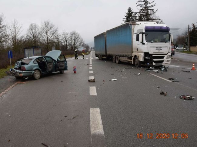 Pri zrážke kamiónu s osobným autom sa zranili štyria ľudia