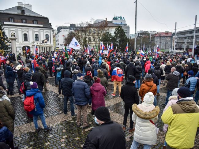 Polícia zadržala 40-ročného muža z nepovoleného zhromaždenia v Bratislave