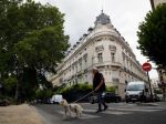 Priateľa Epsteina obvinili zo spáchania sexuálnych trestných činov