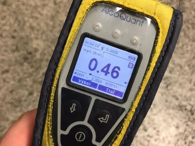 Polícia zadržala opitému šoférovi vodičák aj tabuľky s evidenčným číslom