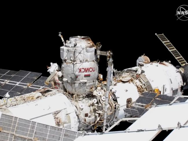 Na ISS majú stále problém s unikajúcim kyslíkom, posádka v ohrození nie je