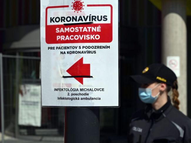 Nemocnice na Zemplíne sú pred kolapsom, pacienti c COVID-om zapĺňajú lôžka