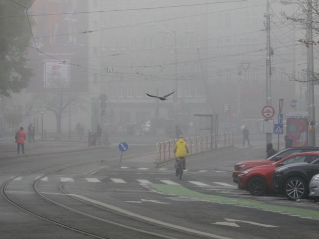 Výstrahy SHMÚ trvajú do utorka. Toto nás čaká na cestách