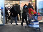Novinka pre pozitívne testovaných: Za určitých podmienok môžu ísť na nákup a pohreb