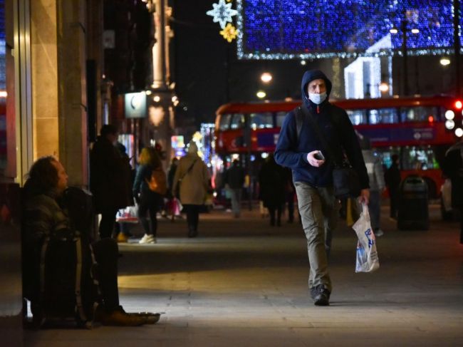 Británia hlási rekordný počet nových prípadov nákazy koronavírusom