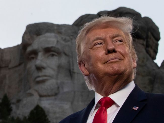 Trump omilostil 15 ľudí vrátane svojho bývalého poradcu a žoldnierov