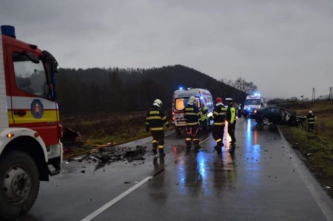 Čelná zrážka dvoch vozidiel si vyžiadala ľudský život