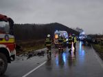 Čelná zrážka dvoch vozidiel si vyžiadala ľudský život