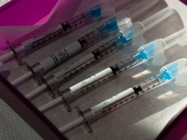 Česko prejde v nedeľu do najvyššieho stupňa PES a začne s očkovaním