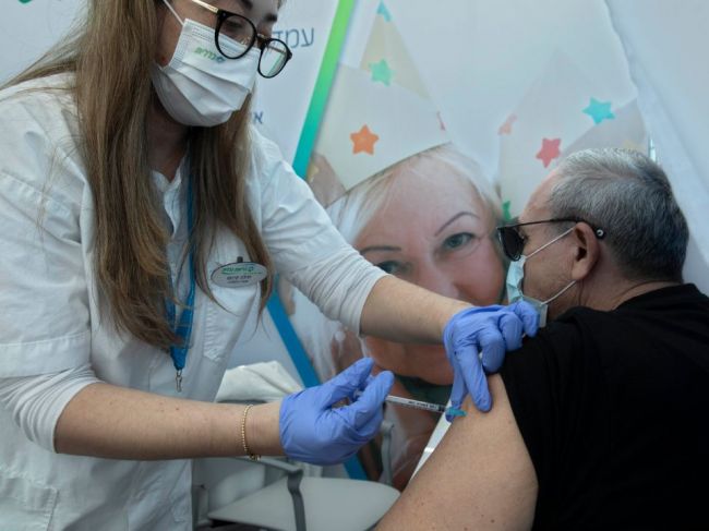 Švajčiarsko začalo očkovať proti ochoreniu COVID-19