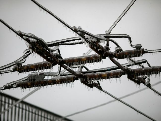 Námraza komplikuje dodávky elektriny, obce zaznamenali problémy