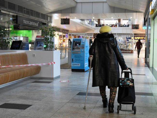 Vyhradené hodiny pre seniorov v obchodoch sa na Štedrý deň skracujú