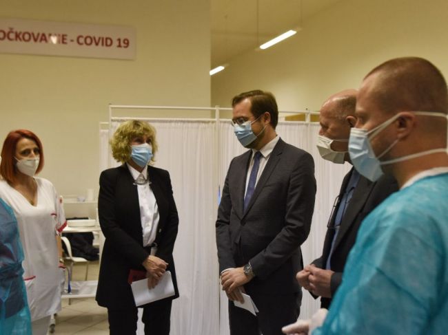 Na Slovensku zaočkovali prvých zdravotníkov, vakcinácia pokračuje v nedeľu