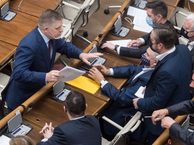 Fico vyzval poslancov pozitívnych na COVID-19, aby do NRSR nešli