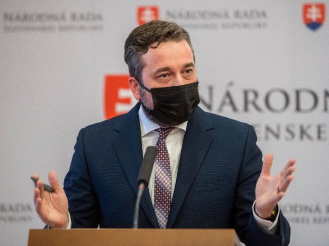 Smer-SD zváži podanie trestných oznámení na pozitívnych poslancov