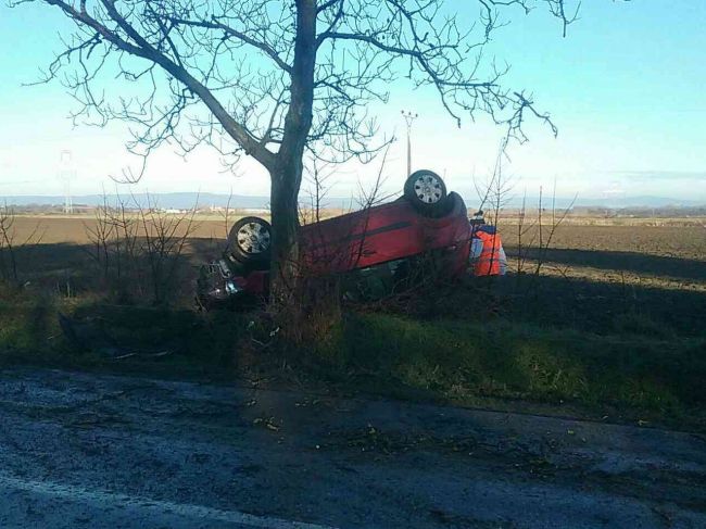 FOTO: Pri dopravnej nehode skončilo osobné motorové vozidlo na streche