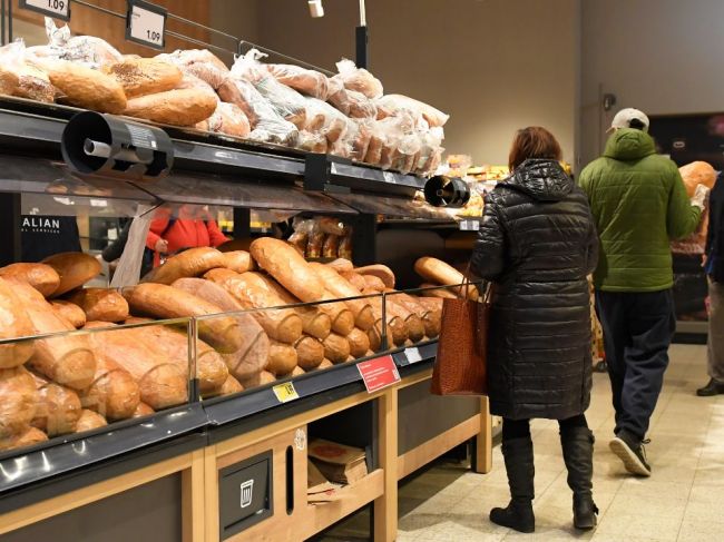 Možnosť, aby infikovaní vírusom mohli nakupovať, by sa mala zrušiť