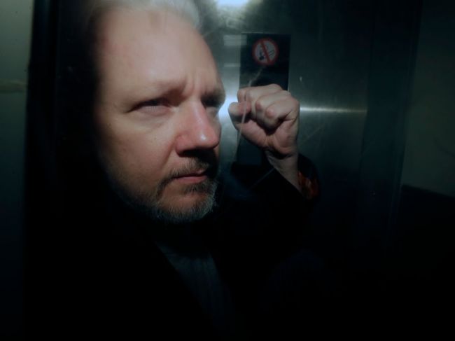 Assangeov otec dúfa, že nový prezident USA udelí zakladateľovi WikiLeaks milosť