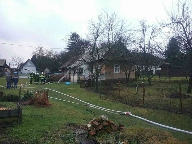 Požiar rodinného domu neprežil jeden človek