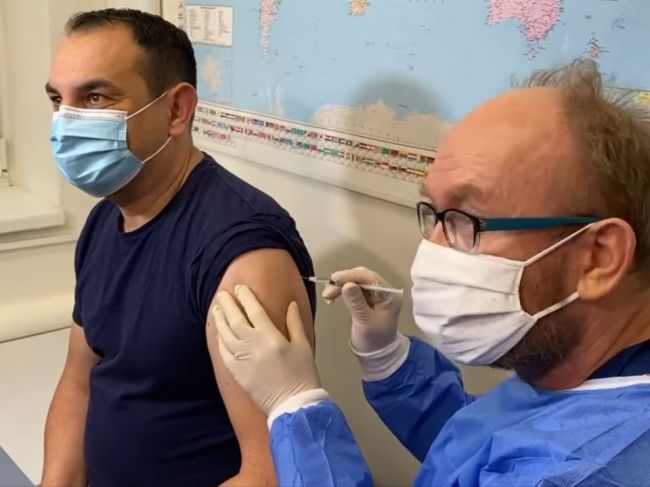 Video: Europoslanca Polláka zaočkovali proti COVID-19, chce šíriť osvetu medzi Rómami