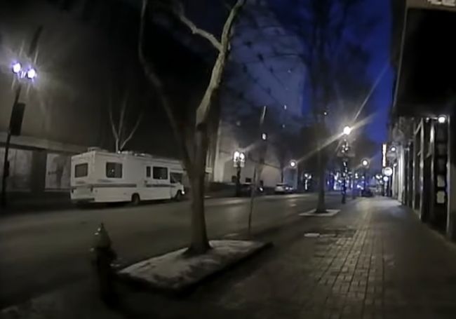 Video: Policajti žartovali, že varovanie o bombe znie ako z filmu. Potom nastal výbuch