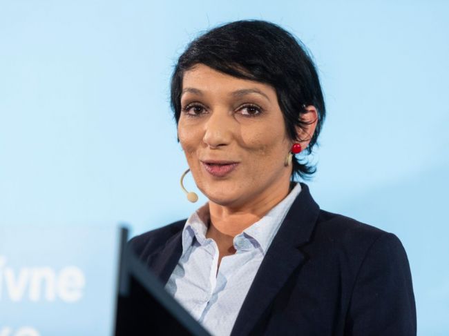 SNS vyzýva Máriu Kolíkovú na demisiu, Irena Bihariová ocenila zriadenie komisie