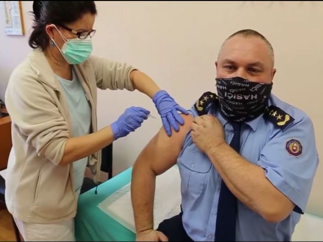 Video: Policajný prezident aj prezident HaZZ sa nechali zaočkovať proti COVID-19