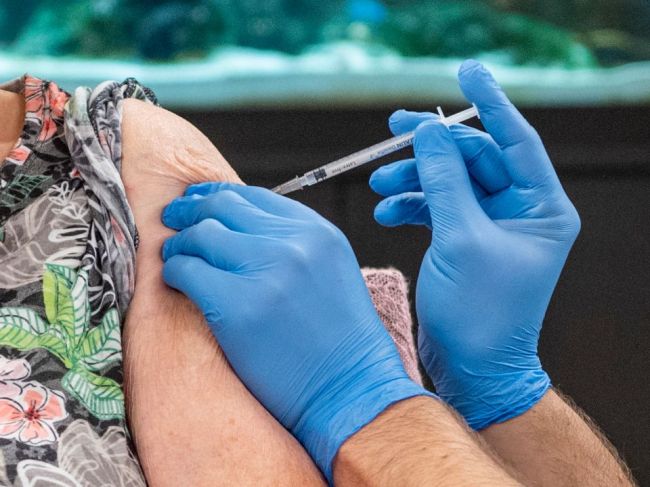 Zomrela osoba zaočkovaná vakcínou Pfizer, príčina nie je známa