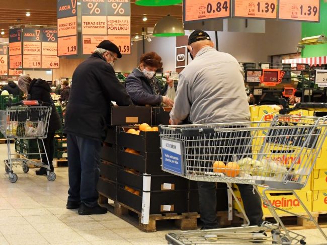 Vyhradené hodiny pre seniorov v obchodoch sa na Silvestra skracujú