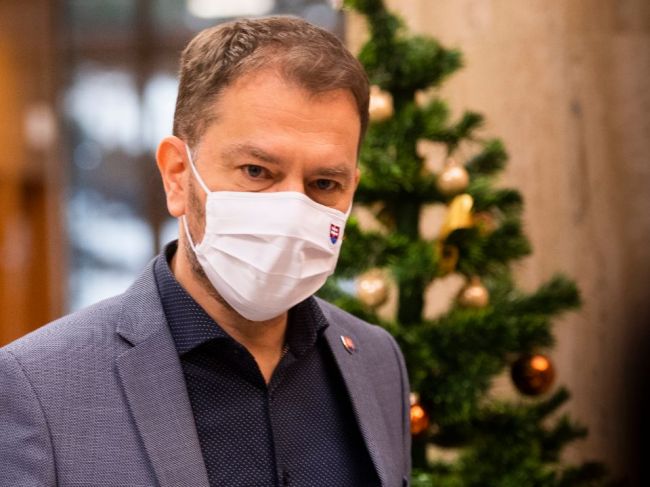 Premiér vyzýva obyvateľov, aby zostali doma, situácia je mimoriadne vážna