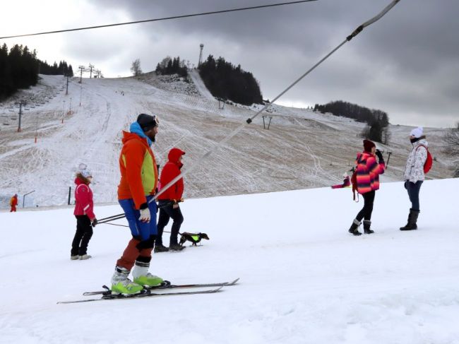 Sprísnenie opatrení: Zatvoria sa lyžiarske strediská, hotely nesmú prijímať hostí