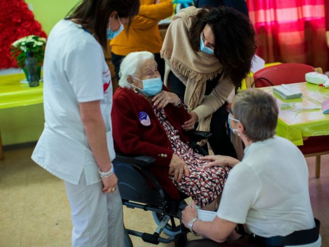 Muž prezlečený za Santa Clausa nakazil desiatky dôchodcov, 26 zomrelo