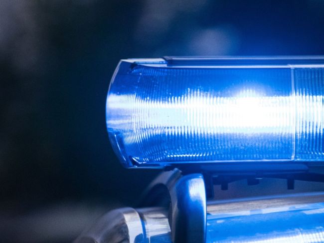 Mladého muža našli na chodníku vedľa kolobežky, oživiť sa ho nepodarilo