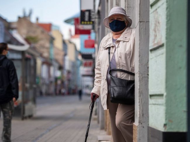 Seniori už nebudú musieť každoročne žiadať o odpustenie či zníženie dane