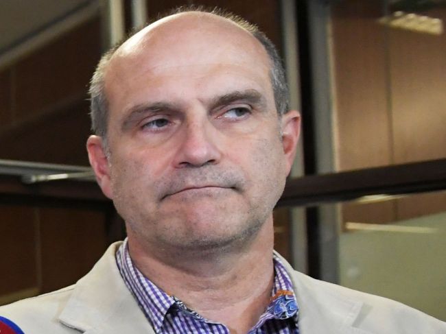Lučanského manželka i Smer vyzvali na vyvesenie čiernej vlajky na ministerstve