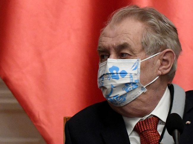 Ľudia protestovali pred Babišovým domom, Zeman sa dá zaočkovať v januári