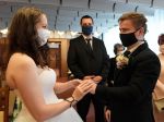 Hygienici spresnili obmedzenia pri pohreboch, krstoch a sobášoch