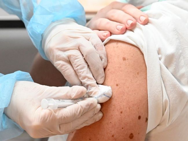 Gröhling chce, aby sa učitelia nad 50 rokov očkovali už v druhej vlne