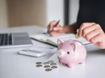 Za elektrinu budeme platiť menej, náklady klesnú takmer o 4 percentá